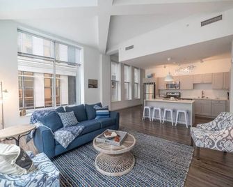 225- Huge 2 bedroom condo king beds-Free parking-extras - Milwaukee - Living room