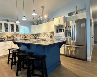 Spacious & Pet Friendly - Game Room Sleeps 10 - Port Aransas - Kitchen