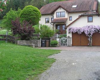 Am Alten Berg | 40m2 FeWo für 3 Personen mit Küchenzeile und Terrasse - Ochsenfurt - Gebäude