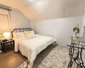 Steps to Bars & Fun in Port Credit - Mississauga - Bedroom