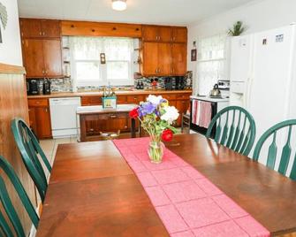 Heritage Farmhouse by Buffalo Mountain Getaway - Floyd - Dining room