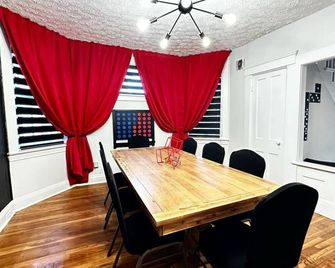 Board Game House | 3 Bedrooms | Full of Games - Cleveland - Dining room