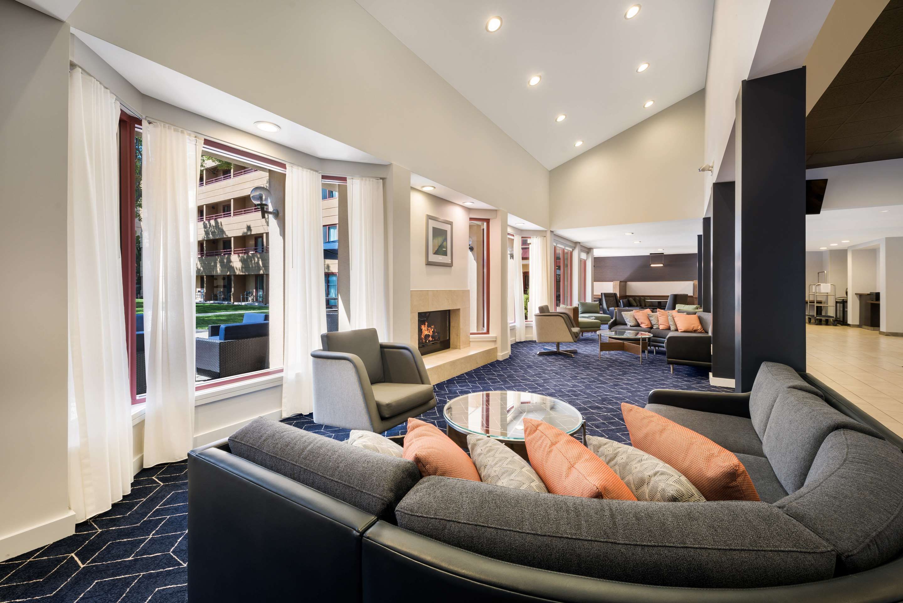 Living room view of Sonesta Select San Jose Airport