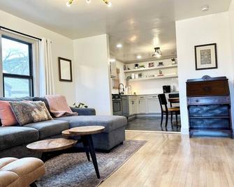 Campus Cottage Kng Bed! Walk To Uco And Downtown - Edmond - Living room