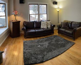Lakefront Oasis - Premier, Centrally Located Vacation Property. Remodeled 2020 - Brighton - Wohnzimmer