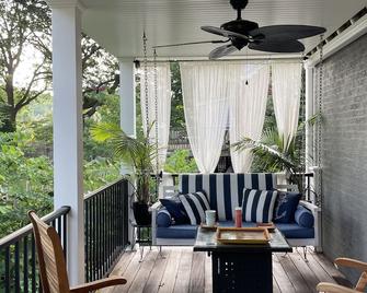 The Fig Tree Garden House. Casual elegance in a park like setting - Shelby - Balcony