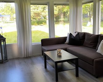 Sommarstigen 1 - Modern & Sjönära Stuga med Privat Bastu - Södertälje - Vardagsrum