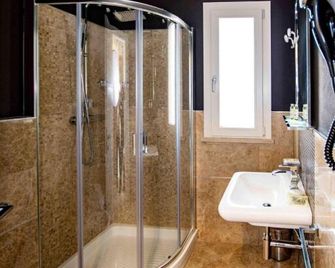 Hotel Boutique Carolina - Marina di Castagneto - Bathroom