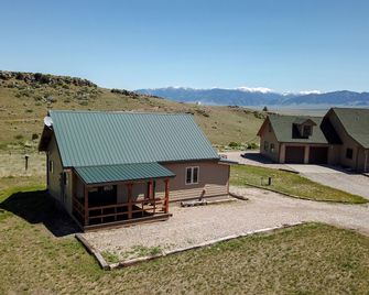 Adorable Montana Mountain Cabin with Scenic Views, Near Virginia City & Nevada City, MT - Ennis - Building