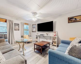 Ski getaway with pool, sauna, covered balcony, W/D access, & internet - Mendon - Sala de estar