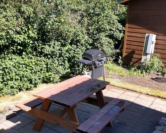 A Cozy, Affordable Studio Cabin Close To Glacier Park, Flathead Lake And More! - Columbia Falls - Patio