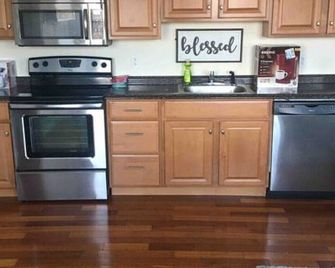 Lovely one bedroom with free parking - Schenectady - Kitchen