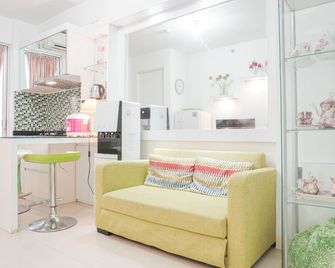 Elegant 2BR at Bassura City Apartment - 雅加達 - 客廳