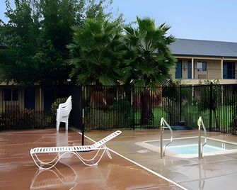 Lexington Inn & Suites Yuba City - Yuba City - Piscina