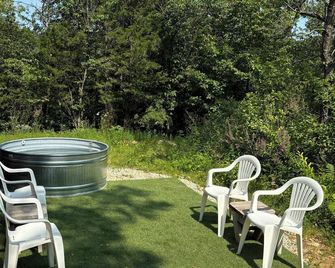 The Cowboy Cabin, secluded and peaceful, only 5 min from town & sleeps 4. - Decorah - Patio