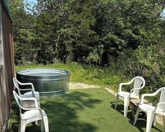 The Cowboy Cabin, secluded and peaceful, only 5 min from town & sleeps 4. - Decorah - Патіо