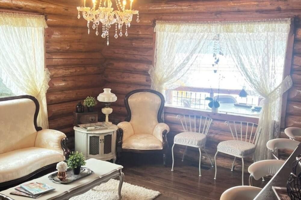 Rustic Log Cabin - Nestled in the trees perfect for privacy. A retreat awaits - Sundre - Living room