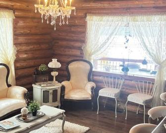 Rustic Log Cabin - Nestled in the trees perfect for privacy. A retreat awaits - Sundre - Sala de estar