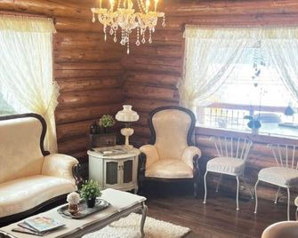 Rustic Log Cabin - Nestled in the trees perfect for privacy. A retreat awaits - Sundre - Living room