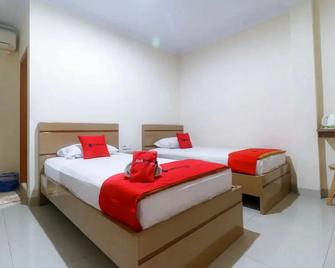 RedDoorz Plus Near Wtc Batanghari Mall - Jambi - Bedroom