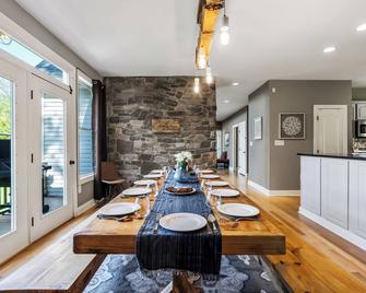 Stunning Views, Riverfront Privacy, 18-Acre Estate - Near Hikes, Wine/Breweries! - Charles Town - Essbereich