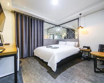 Wonju Two Days Hotel - Wonju - Bedroom
