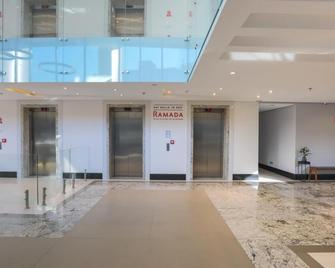 Ramada Hotel & Suites by Wyndham Osasco - Osasco - Лоббі
