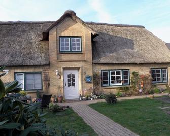 This holiday village pond in Reetdachhaus Ostenfeld / Husum - Schwesing - Edificio