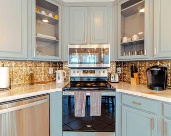 Luxury Gated Douglasville Home - Douglasville - Kitchen