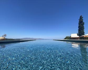 Panoramic Luxury With Heated Infinity Pool, Sun Deck, Gym, Bbq Patio And Garden - Platanias - Басейн