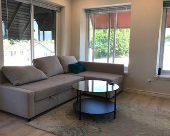 Sunny City Aprtment. - Roseville - Living room