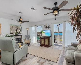 Casa Florida waterfront home with boat ramp - Bokeelia - Sala de estar