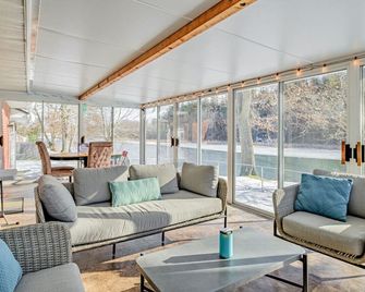 Marble Rock Retreat: Elegant Riverside Escape - Gananoque - Living room