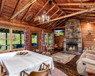 Beautiful Family Cabin with Cozy Interior and Exterior in Saint Croix Falls, Wisconsin - Saint Croix Falls - Comedor