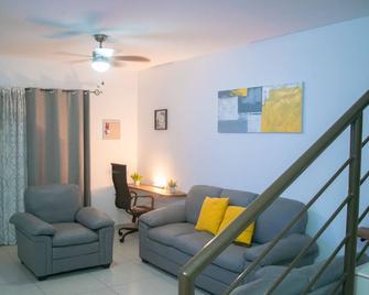 Las Pergolas Vacation House 15 min to & - Zaragoza - Sala de estar