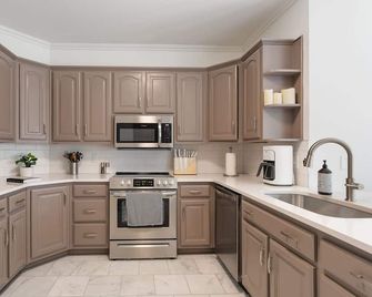 Heavenly Lakefront Six Bedroom Hideaway - Hendersonville - Kitchen