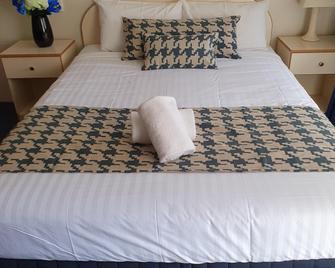Colonial Motor Inn - West Wyalong - Schlafzimmer