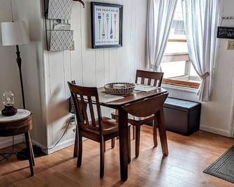 Cottage #5 on Shawano Lake has everything you need.brNice 1 bedroom cottage completely furnished.brWeekly rental - summer to fall brMonthly rental available in Fall, Winter and Spring - Shawano - Jídelna