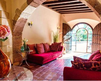 Beautifully renovated historic tower for a luxurious stay - Castelldefels - Sala de estar