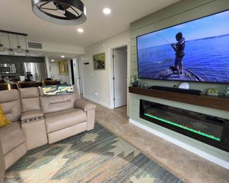 Everglades Gator at Roland - Pool Side- Lake Side - Clewiston - Living room