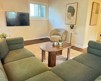 Convenient Home Base Near Downtown + Hospitals - Flint - Living room