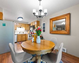 Riverfront Camp Sherman Getaway - Camp Sherman - Dining room