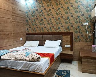 Krishna Guest House Rampath - Ayodhya - Bedroom