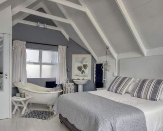 Beach house- just kick off your shoes and make yourself at home - פלטנברג ביי - חדר שינה