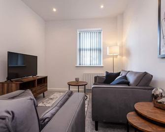 Modern 1 Bedroom Apartment in Bolton - Bolton - Living room