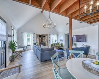 Sunday Circle - Hot Tub & Hill Country Wine Trail - Fredericksburg - Living room