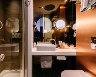 Dash Living on Queen's - Hong Kong - Bathroom