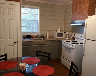 Quiet and relaxing come enjoy the river and coastal life at The Slippery Minnow. - Moss Point - Kitchen