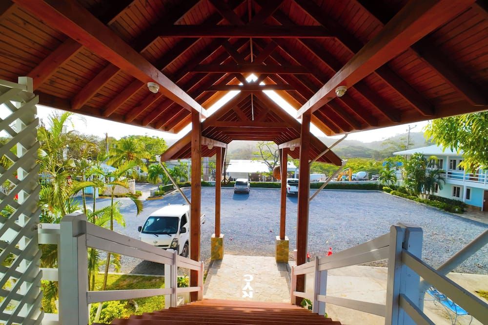 Hotel and Dive Center Roatan Yacht Club - Coxen Hole - Patio