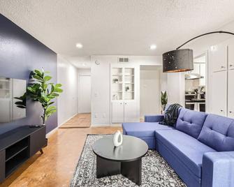 Your Comfy King Suite Getaway - Sleeps 4 - Pool, Prkg - Austin - Living room
